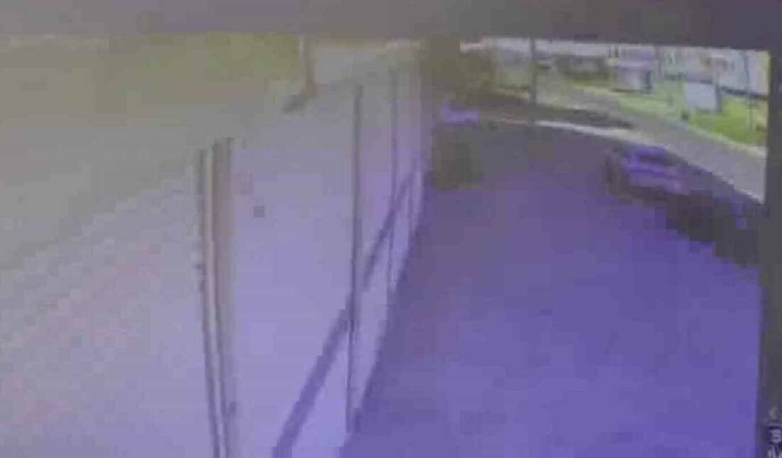 Diyarbakır’da hızla seyreden otomobilin park halindeki aracı biçtiği kaza anı