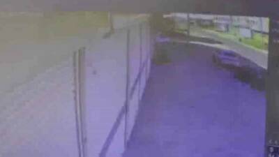 Diyarbakır’da hızla seyreden otomobilin park halindeki aracı biçtiği kaza anı