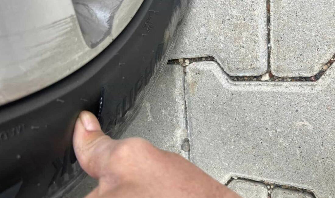 Adıyaman’da, park halinde bulunan bir aracın lastikleri bıçaklanarak kesildi.