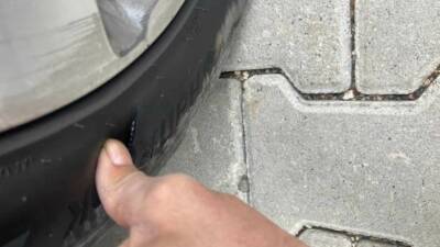 Adıyaman’da, park halinde bulunan bir aracın lastikleri bıçaklanarak kesildi.