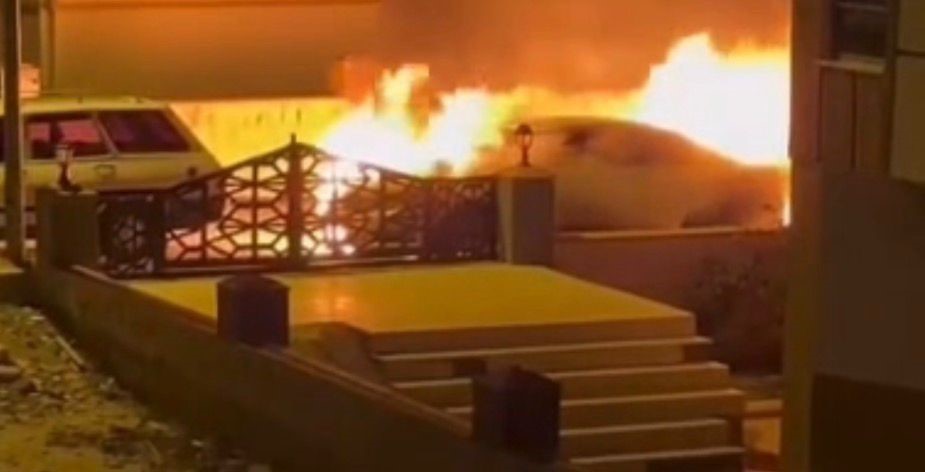 Gaziantep'in Nizip ilçesinde park halindeki bir Volkswagen marka lüks otomobil,