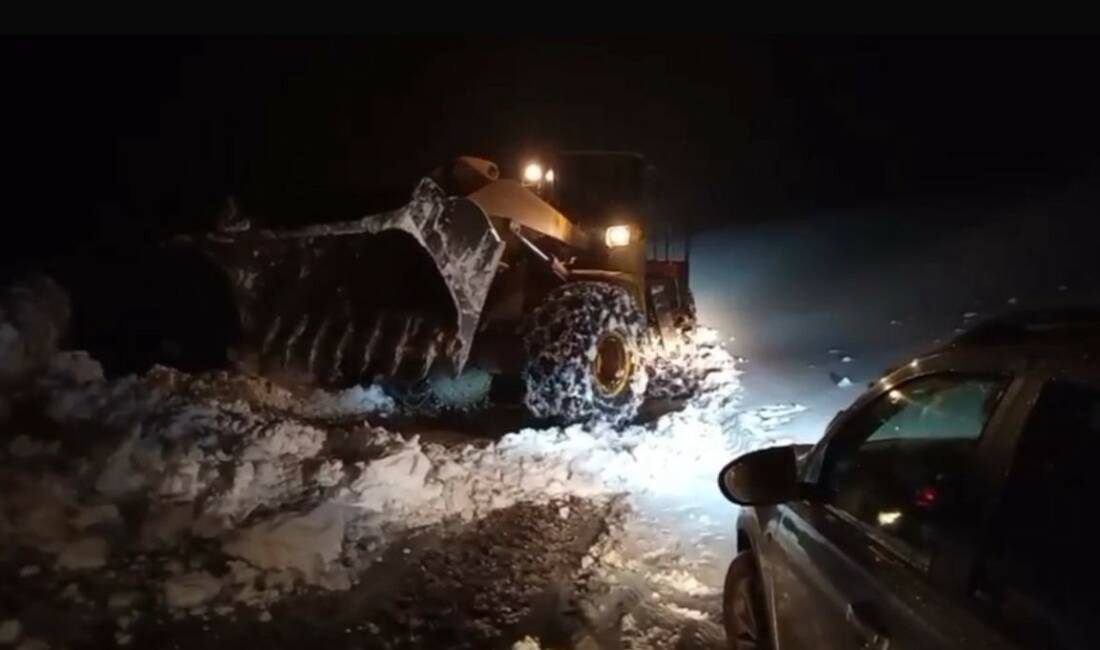 Siirt’in Pervari ilçesinde kar yağışı nedeniyle 10 araçta mahsur kalan