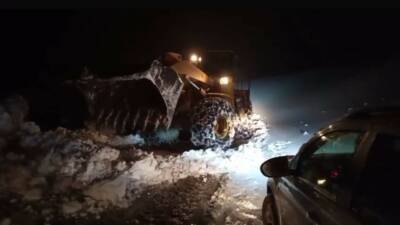 Siirt’in Pervari ilçesinde kar yağışı nedeniyle 10 araçta mahsur kalan