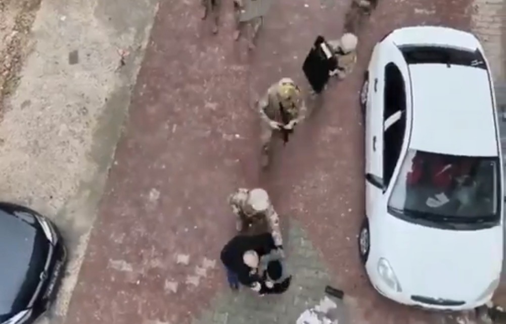 Yağma suçundan aranırken polise silahlı mukavemet eden şahıs, özel harekat