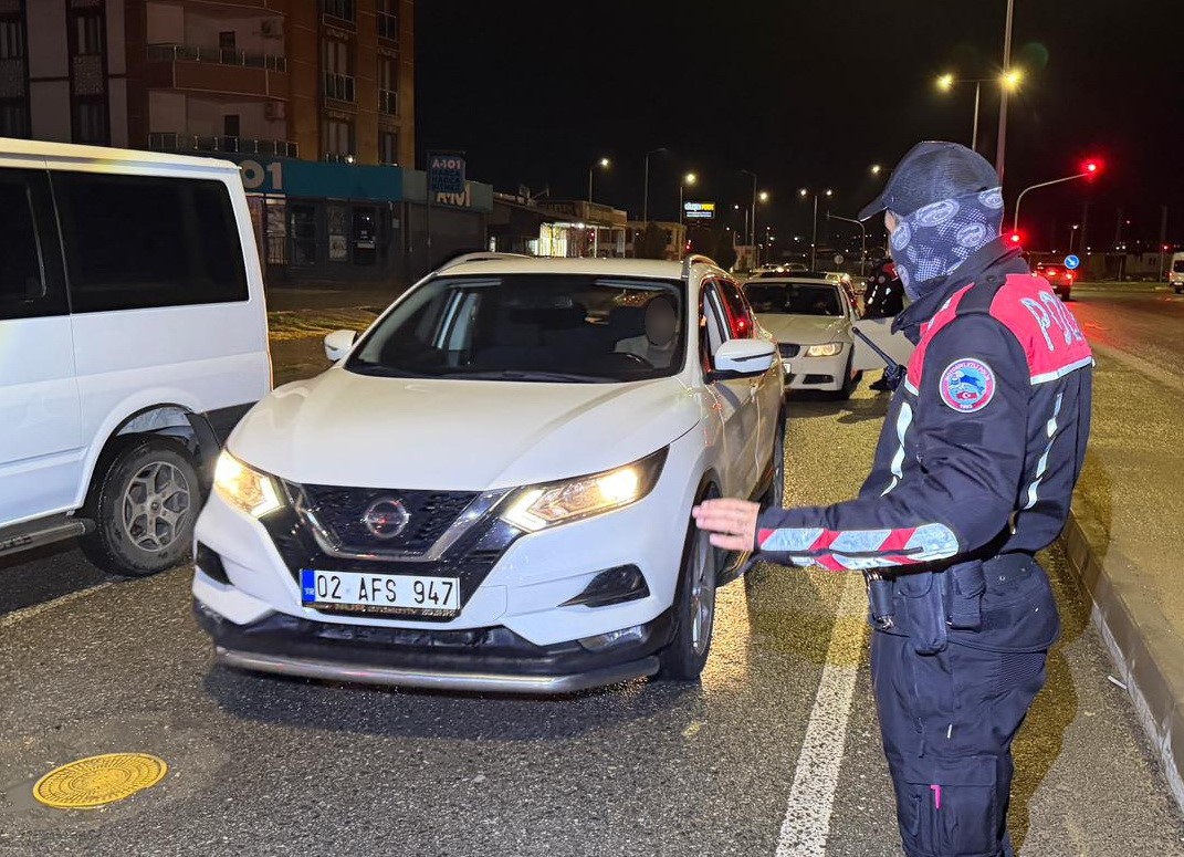 Adıyaman İl Emniyet Müdürlüğü polis ekipleri kent merkezinde sıkı denetimler