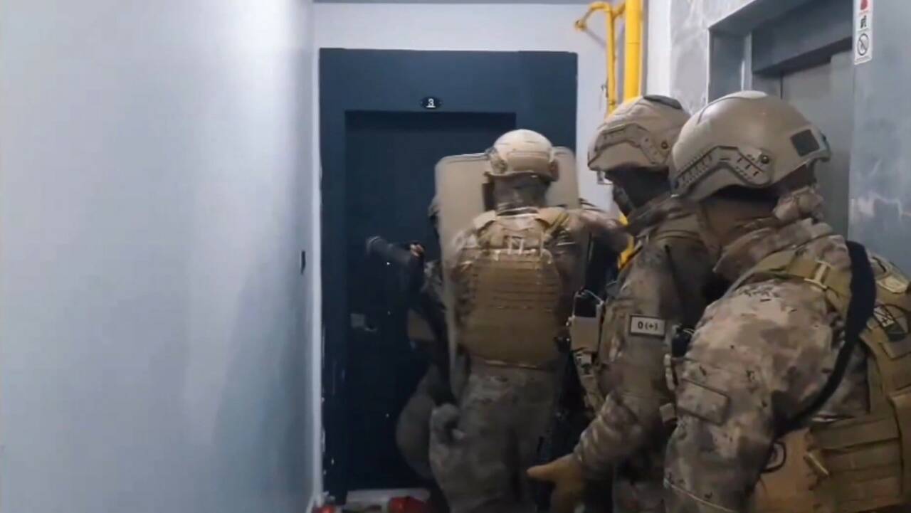 Şanlıurfa’nın Eyyübiye ilçesinde kendilerini kamu görevlisi olarak tanıtarak "silahlı yağma"