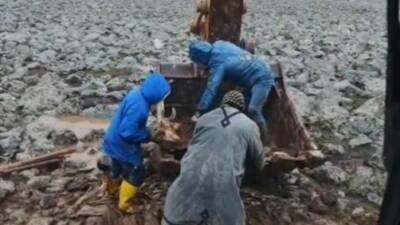 Şanlıurfa’nın Viranşehir ilçesinde etkili yağışların ardından dağlık alanda çamura saplanan