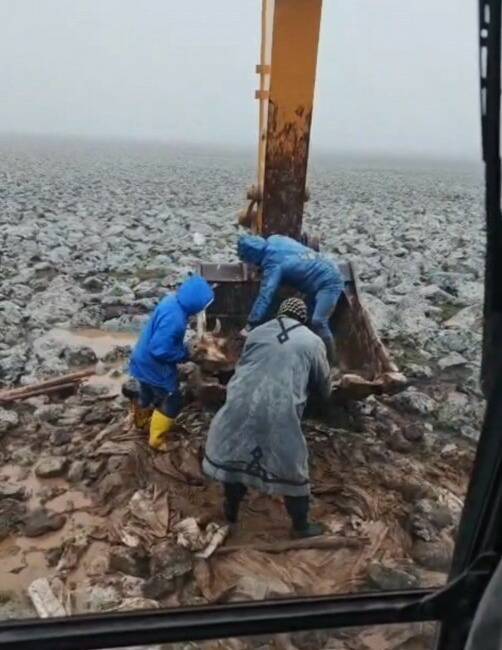 Şanlıurfa’nın Viranşehir ilçesinde etkili yağışların ardından dağlık alanda çamura saplanan