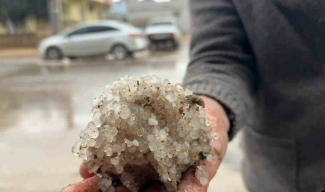 Şanlıurfa’nın Suruç ilçesinde etkili olan dolu yağışı hayatı olumsuz etkiledi.