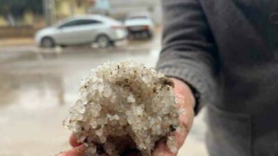Şanlıurfa’nın Suruç ilçesinde etkili olan dolu yağışı hayatı olumsuz etkiledi.