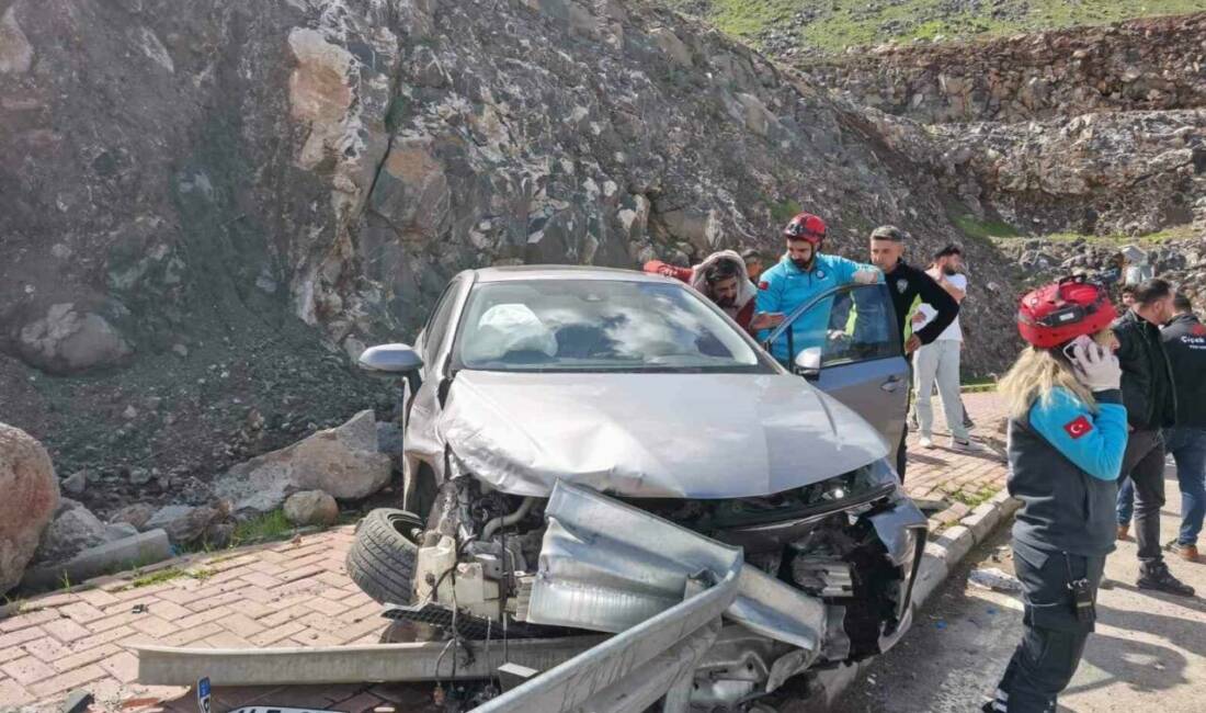 Şanlıurfa'da kontrolünü kaybeden bir otomobilin bariyerlere çarpması sonucu 3 kişi