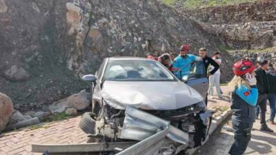 Şanlıurfa'da kontrolünü kaybeden bir otomobilin bariyerlere çarpması sonucu 3 kişi