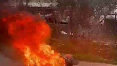 Adıyaman’da seyir halindeki bir motosiklet yanarak kullanılamaz hale geldi.