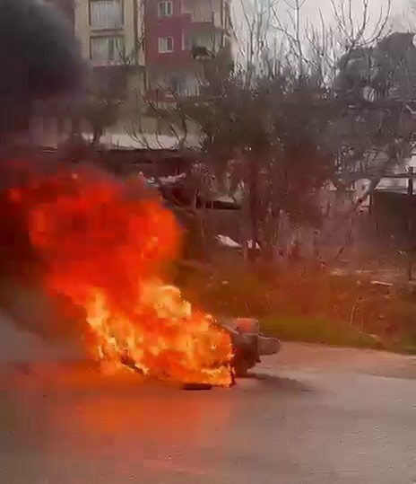 Adıyaman’da seyir halindeki bir motosiklet yanarak kullanılamaz hale geldi.