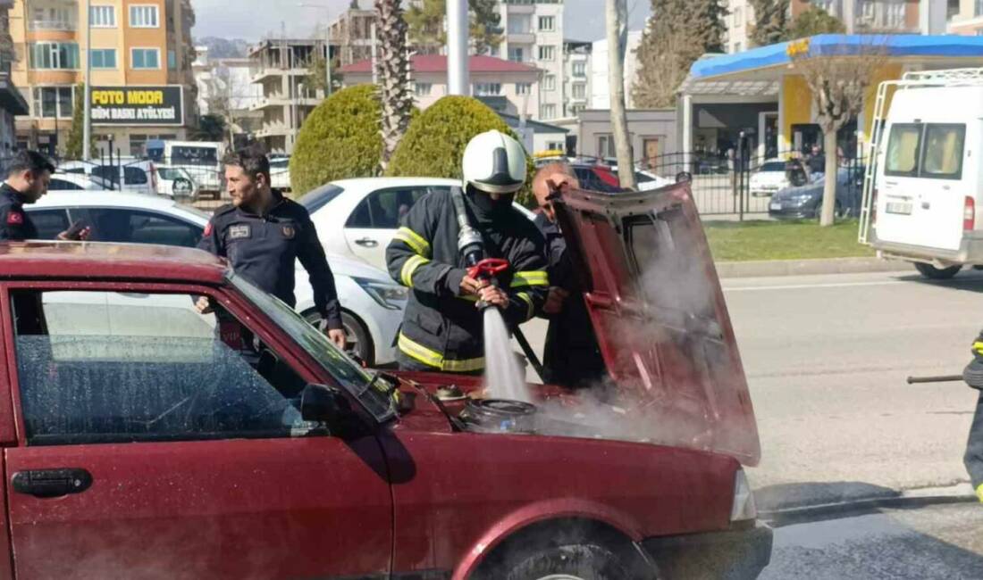 Adıyaman’da seyir halinde olan bir otomobil alev alarak yandı.