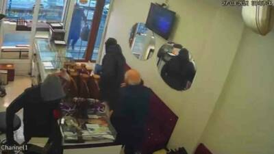 Diyarbakır’da silahlı 2 kişi, girdikleri kuyumcudan 1,5 kilo altını alıp