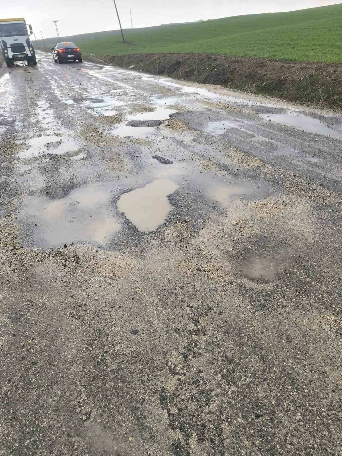 Diyarbakır'ın Silvan ilçesinde sağanak yağışlar sonrası bozulan köy yolları için