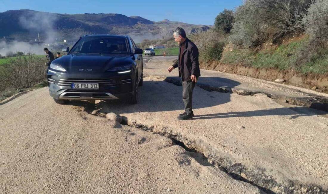 Adıyaman Sincik-Kahta karayolunda yaşanan çökmelerden dolayı ulaşım güçlükle sağlanıyor.