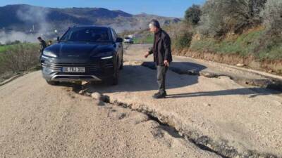 Adıyaman Sincik-Kahta karayolunda yaşanan çökmelerden dolayı ulaşım güçlükle sağlanıyor.
