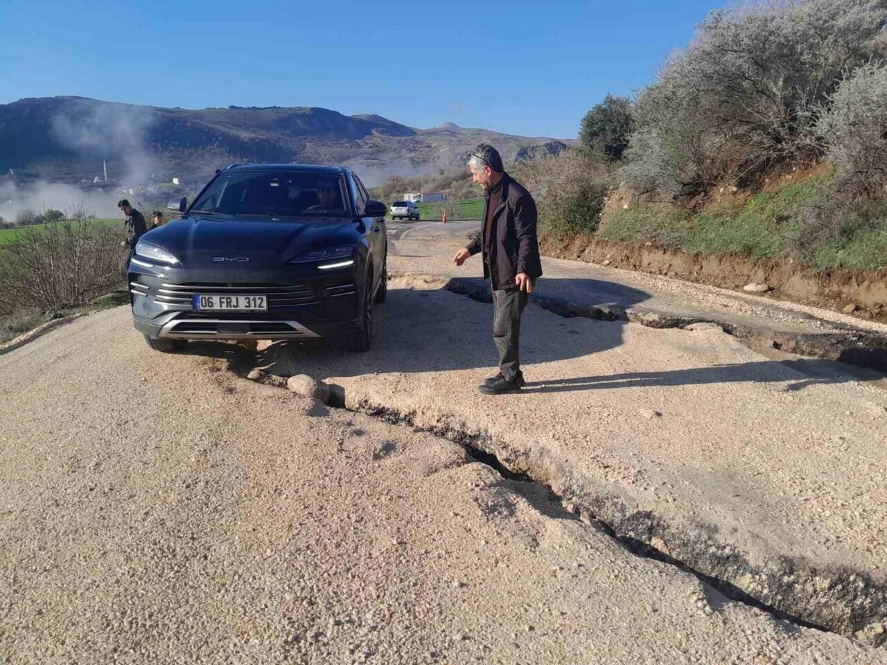 Adıyaman Sincik-Kahta karayolunda yaşanan çökmelerden dolayı ulaşım güçlükle sağlanıyor.