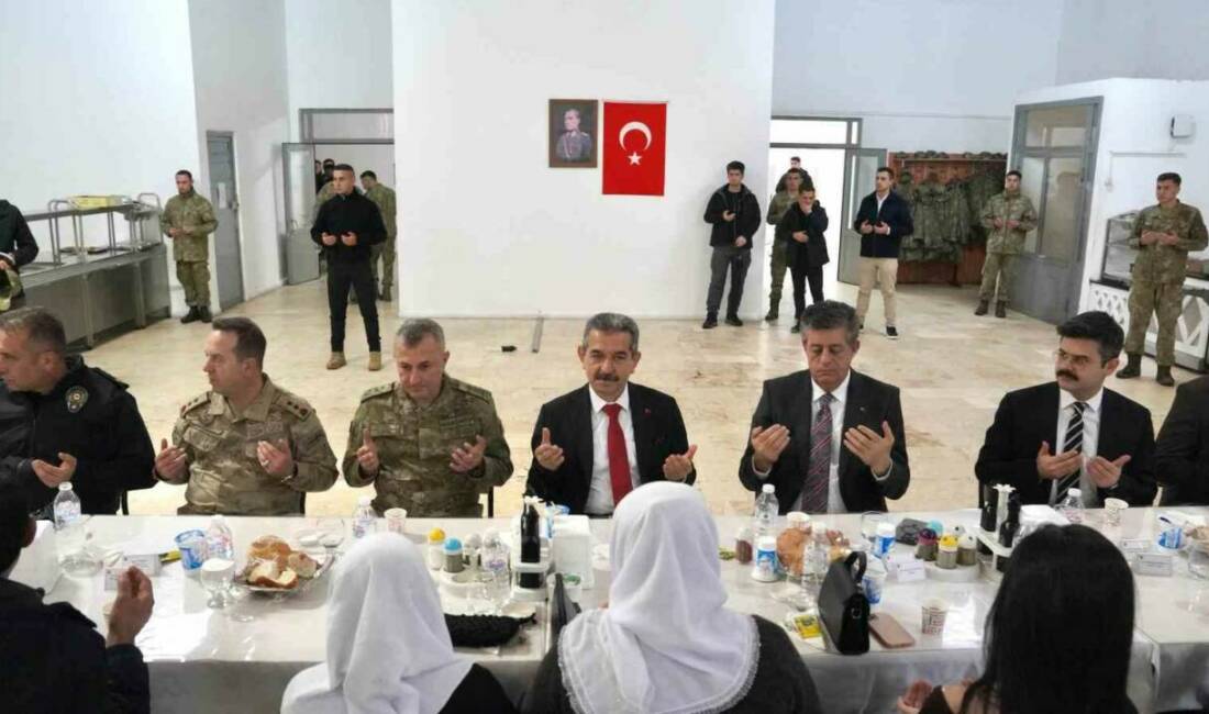 Şırnak protokolü, şehit aileleri ve gazilerle iftar sofrasında buluştu.