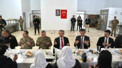 Şırnak protokolü, şehit aileleri ve gazilerle iftar sofrasında buluştu.