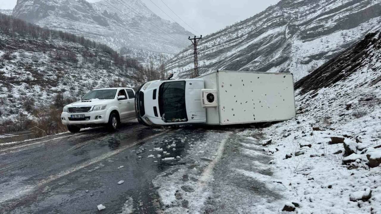 Şırnak’ın Beytüşşebap ilçesinde kamyonetin devrilmesi sonucu sürücü yaralandı.
