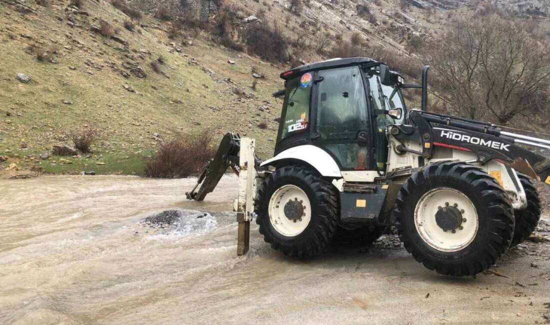 Şırnak’ın Beytüşşebap ilçesinde şiddetli yağışlar sonrası yollar kapandı ekipler yolları