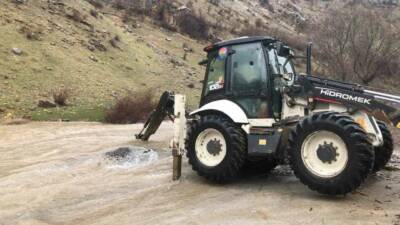 Şırnak’ın Beytüşşebap ilçesinde şiddetli yağışlar sonrası yollar kapandı ekipler yolları