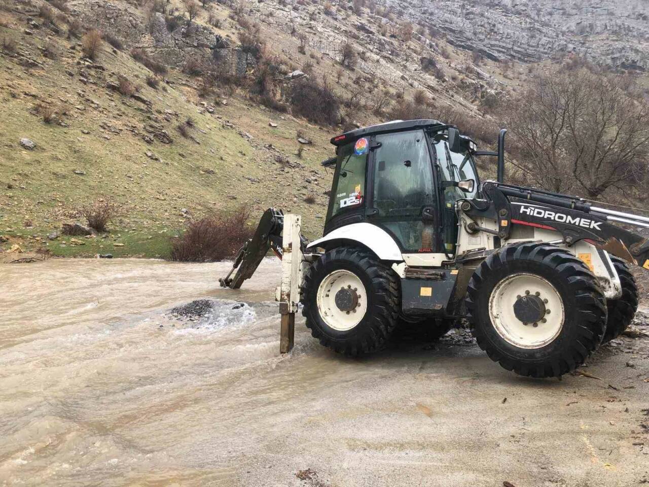 Şırnak’ın Beytüşşebap ilçesinde şiddetli yağışlar sonrası yollar kapandı ekipler yolları