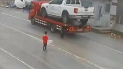 Şırnak'ın Kasrik Beldesi'nde yola fırlayan bir çocuk, sürücünün zamanında manevrası