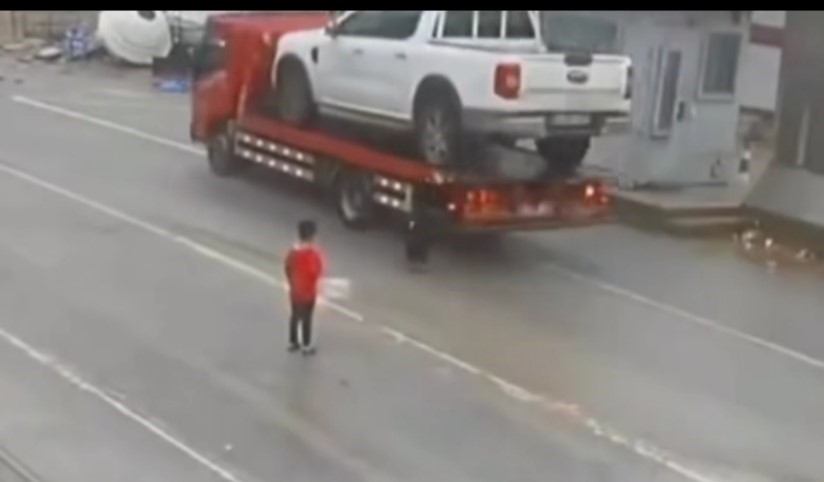 Yola fırlayan bir çocuk, sürücünün zamanında manevrası sayesinde tam bir