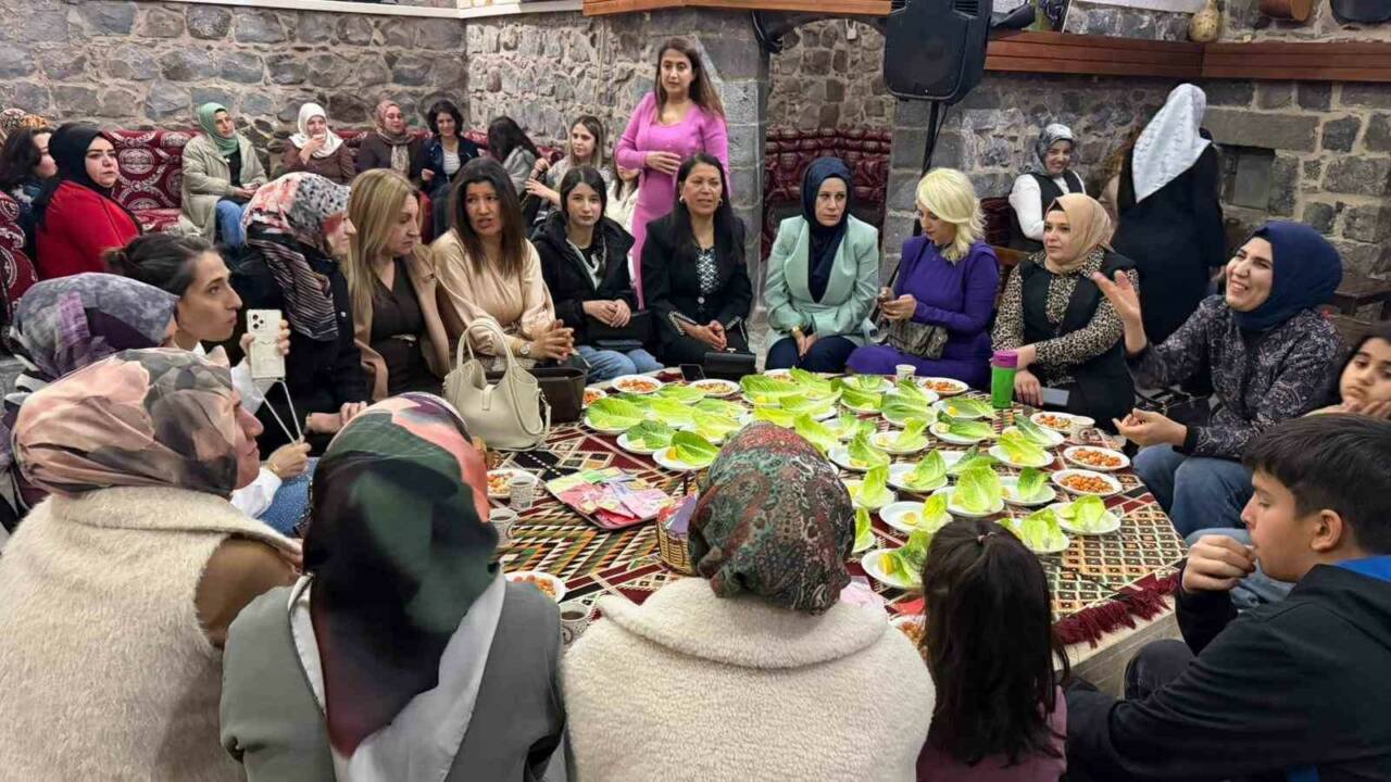 Şanlıurfa’nın Siverek ilçesinde 8 Mart Dünya Kadınlar Günü dolayısıyla kadınlara