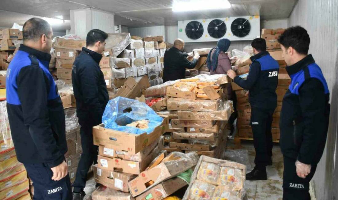 Zabıta ekipleri, son kullanma tarihi geçmiş 50 ton bozuk tavuk