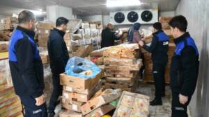 Zabıta ekipleri, son kullanma tarihi geçmiş 50 ton bozuk tavuk