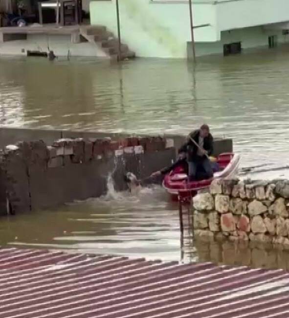 Diyarbakır’ın Kocaköy ilçesinde sağanak yağış nedeniyle meydana gelen taşkında evde