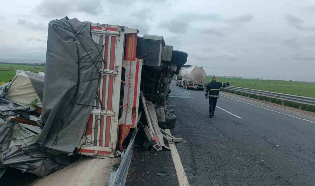 Mardin’de sürücüsünün kontrolünden çıkan tır bariyerlere çarptı. Kaza maddi hasarla