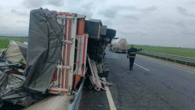Mardin’de sürücüsünün kontrolünden çıkan tır bariyerlere çarptı. Kaza maddi hasarla