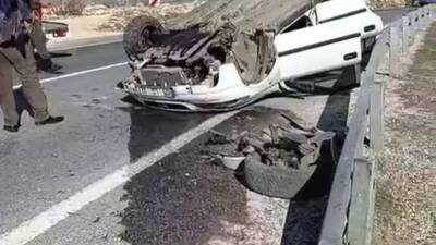 Sürücüsünün direksiyon hakimiyetini kaybettiği otomobil takla attı, ancak sürücü burnu