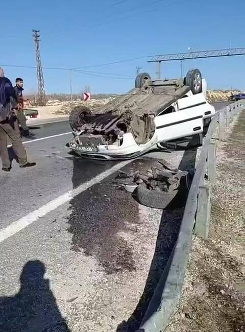 Sürücüsünün direksiyon hakimiyetini kaybettiği otomobil takla attı, ancak sürücü burnu