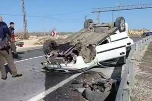 Sürücüsünün direksiyon hakimiyetini kaybettiği otomobil takla attı, ancak sürücü burnu