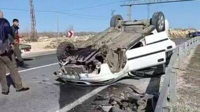 Sürücüsünün direksiyon hakimiyetini kaybettiği otomobil takla attı, ancak sürücü burnu