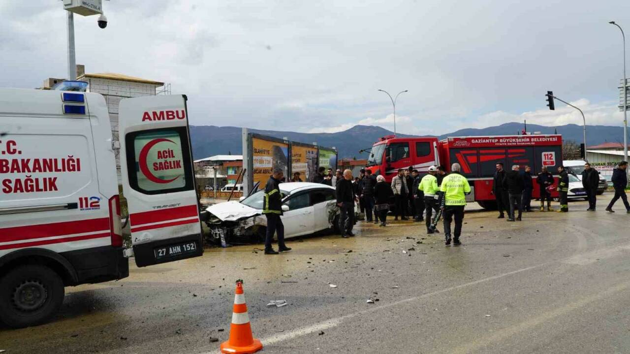 Tır ile otomobilin çarpışması sonucu 75 yaşındaki R.A. ve eşi