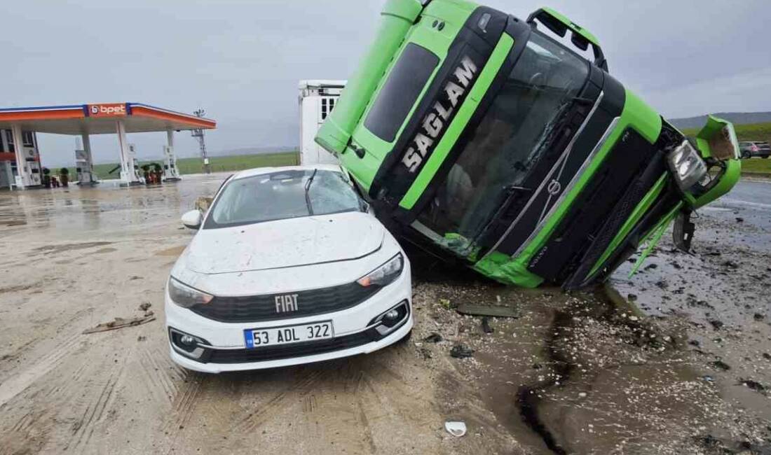 Diyarbakır'ın Kocaköy ilçesinde seyir halindeki tır, ana yola girmeye çalışan