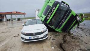 Diyarbakır'ın Kocaköy ilçesinde seyir halindeki tır, ana yola girmeye çalışan