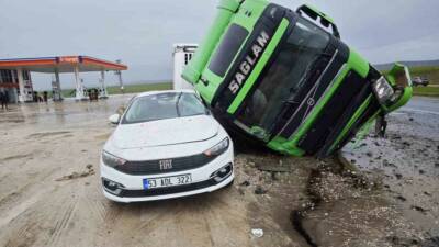 Diyarbakır'ın Kocaköy ilçesinde seyir halindeki tır, ana yola girmeye çalışan