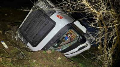 Adıyaman’da kontrolden çıkan tırın şarampole yuvarlanması sonucu sürücü yaralandı.