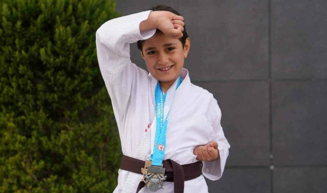 Antalya'da düzenlenen Türkiye Karate Şampiyonası'nda Erdem Koleji öğrencisi Rüzgar Bekir