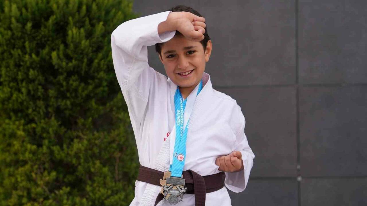 Antalya'da düzenlenen Türkiye Karate Şampiyonası'nda Erdem Koleji öğrencisi Rüzgar Bekir