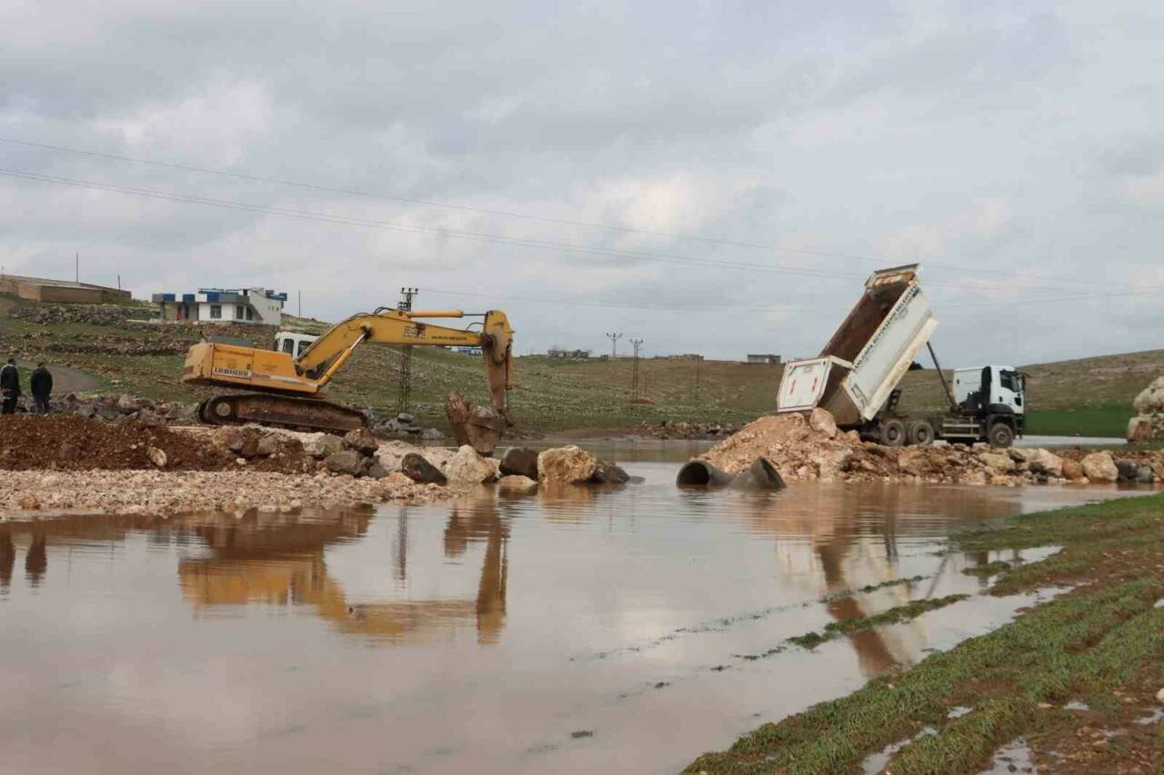 Şanlıurfa'nın Viranşehir ilçesinde, sel sonrası kırsal yollardaki menfez onarımları tamamlanarak